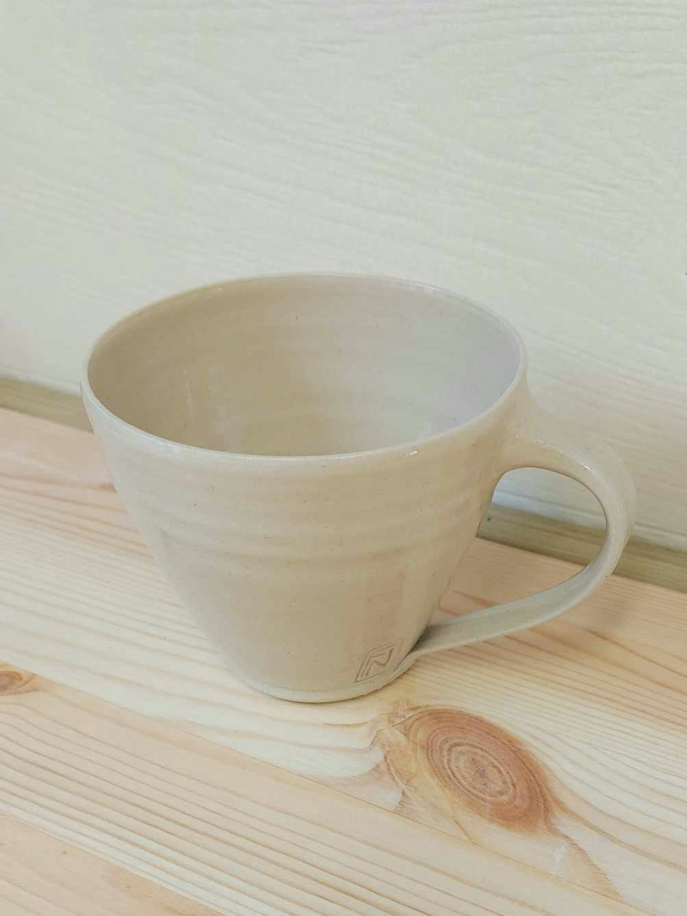 Frida Nilsson Keramik Höganäs Handgjord keramik kaffekopp med öra sand beige drejad