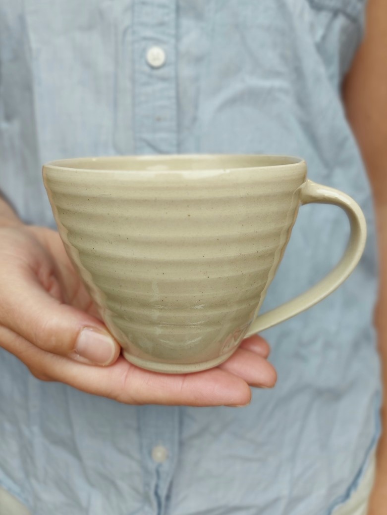 Frida Nilsson Keramik Höganäs Handgjord keramik kaffekopp med öra sand beige drejad