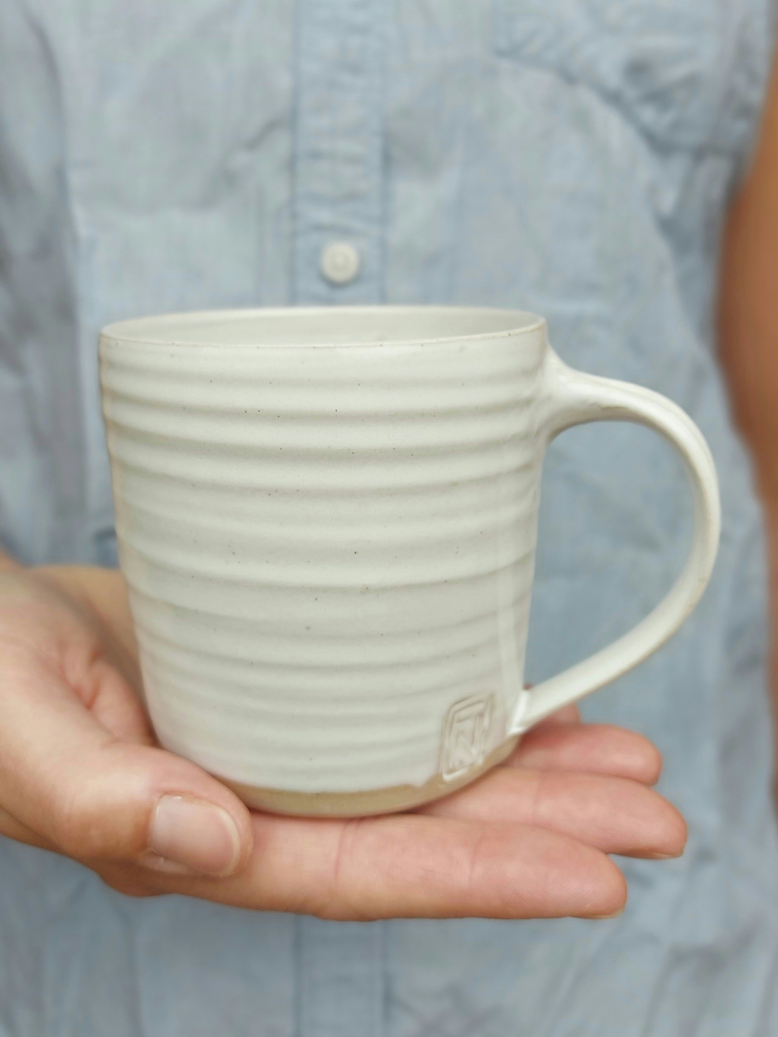 Frida Nilsson Keramik Höganäs Handgjord keramik kopp vit med öra drejad