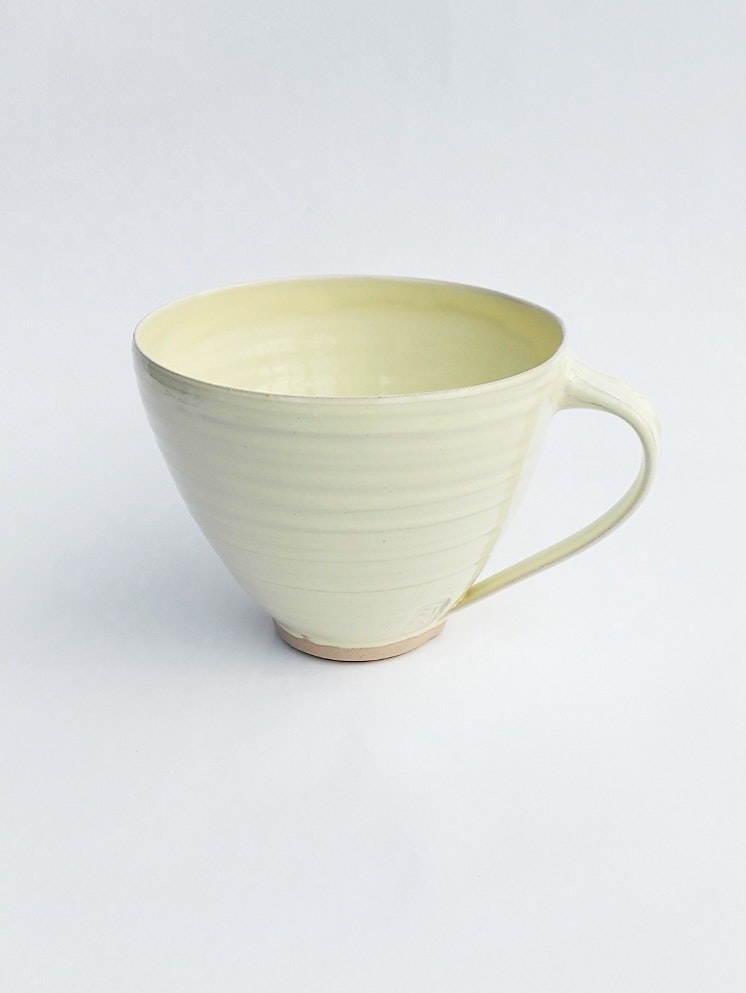 Frida Nilsson Keramik Höganäs Handgjord keramik tekopp med öra temugg mugg vanilj vaniljgul mugg glasyr drejad