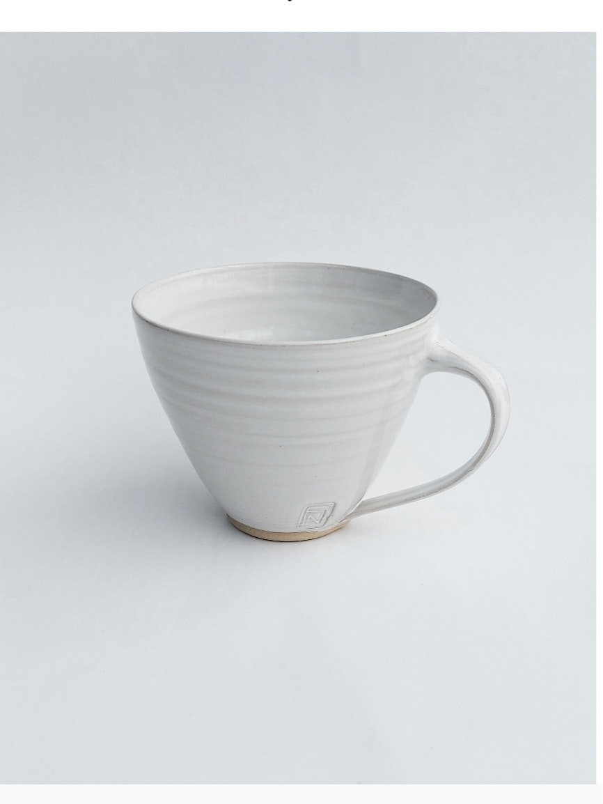 Frida Nilsson Keramik Höganäs Handgjord keramik stengods kaffekopp med öra kaffemugg mugg kopp vit drejad