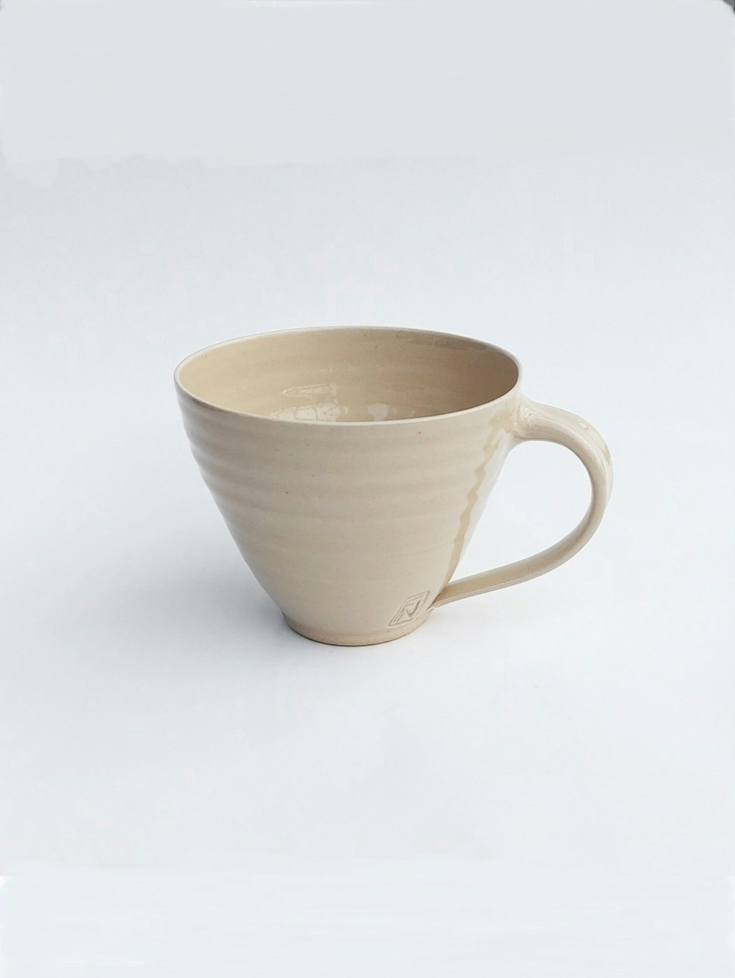 Frida Nilsson Keramik Höganäs Handgjord keramik stengods kaffekopp med öra kaffemugg mugg kopp sand beige drejad pastell