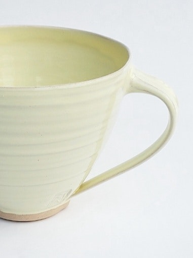 Frida Nilsson Keramik Höganäs Handgjord keramik tekopp med öra temugg mugg vanilj vaniljgul mugg glasyr drejad