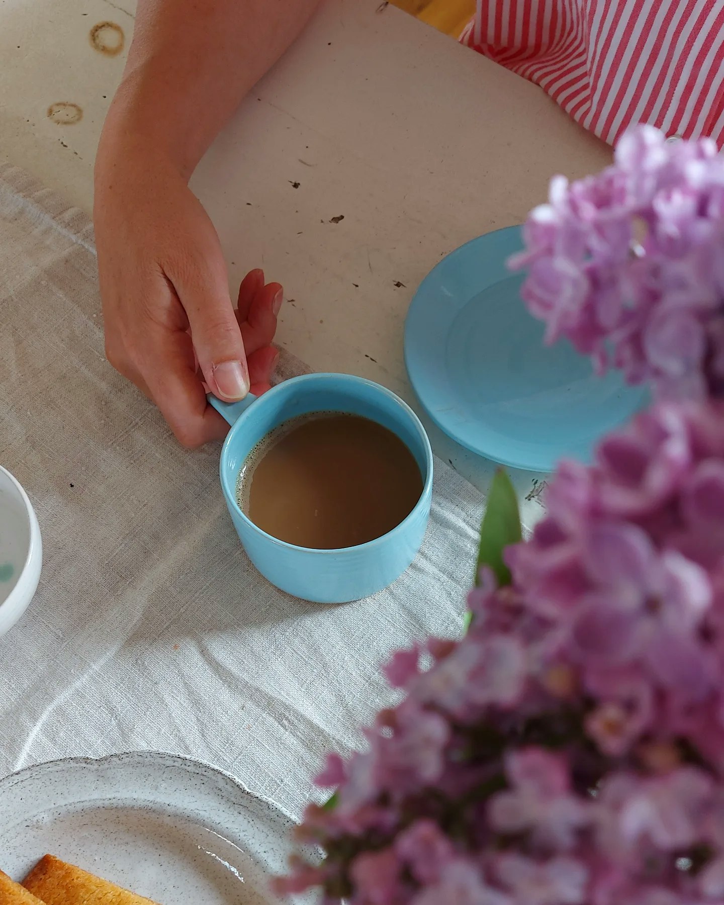 Frida Nilsson Keramik Höganäs Handgjord keramik stengods drejad kopp med fat assiett vit blå gul rosa