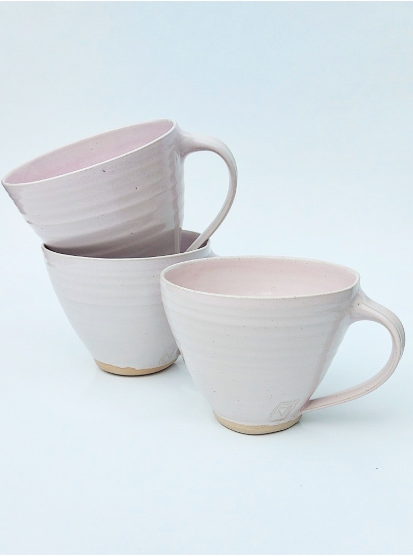 Frida Nilsson Keramik Höganäs Handgjord keramik kaffekopp med öra kaffemugg mugg kopp rosa drejad