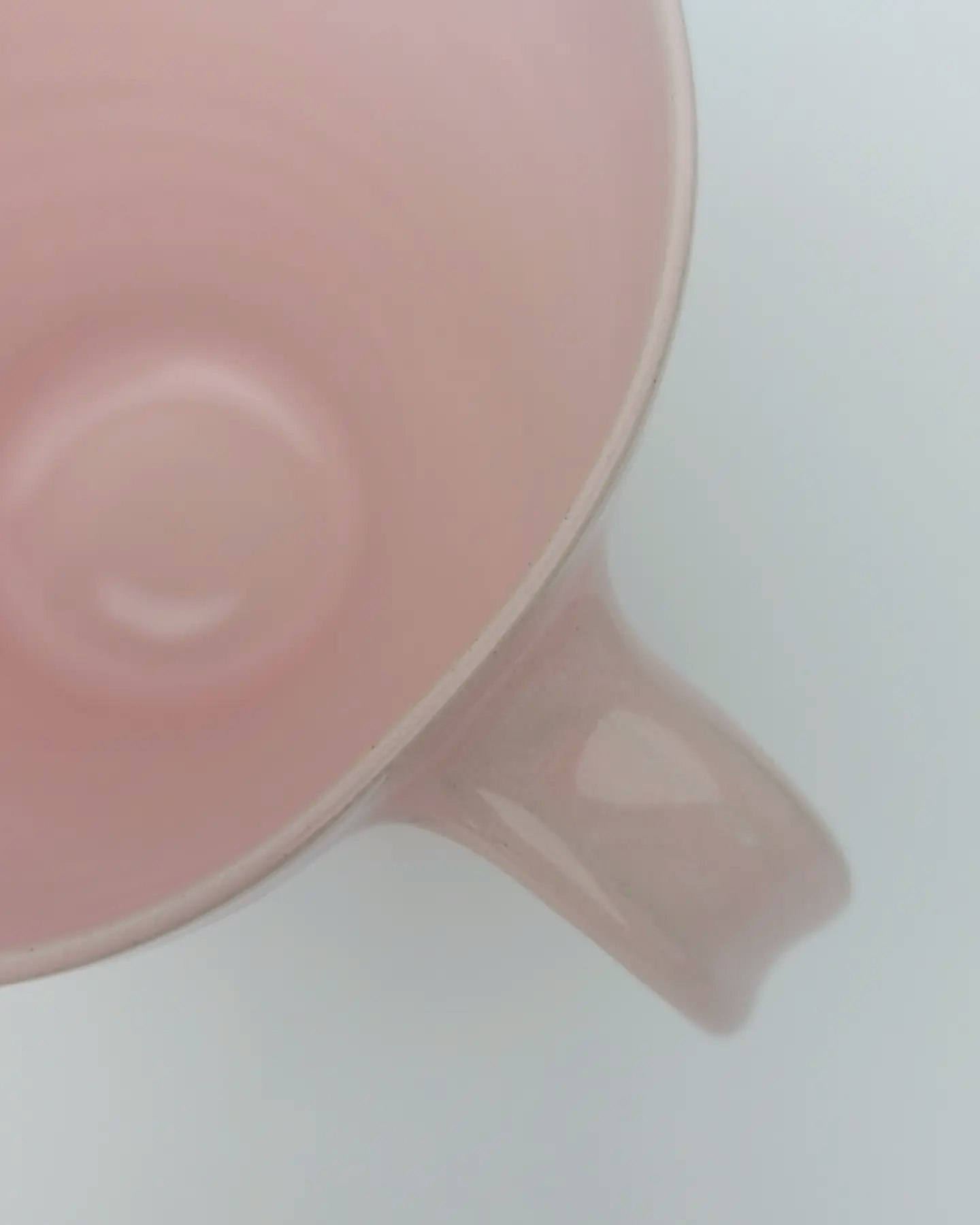Frida Nilsson Keramik Höganäs Handgjord keramik kaffekopp med öra rosa pastell mugg drejad