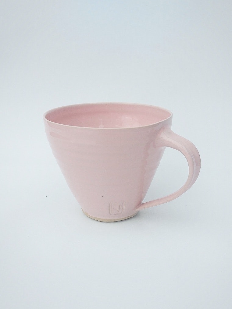 Frida Nilsson Keramik Höganäs Handgjord keramik stengods kaffekopp med öra rosa pastell mugg drejad