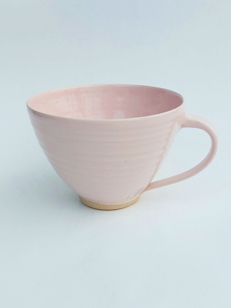 Frida Nilsson Keramik Höganäs Handgjord keramik tekopp med öra rosa pastell drejad stengods lera