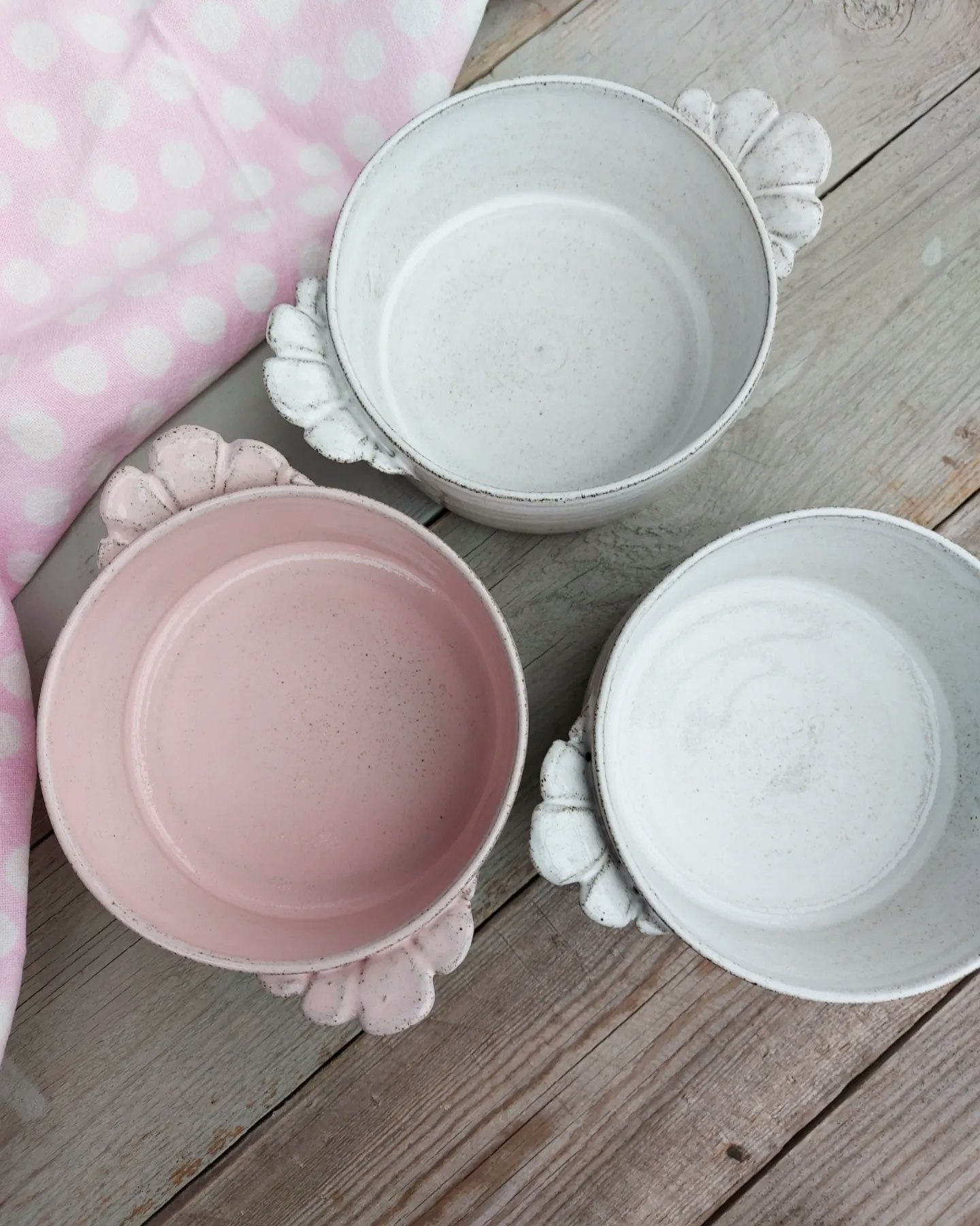 Frida Nilsson Keramik Höganäs Handgjord keramik stengods skål vit rosa snäcka snäckskål skulpterad godisskål dessertskål gelehjärtan
