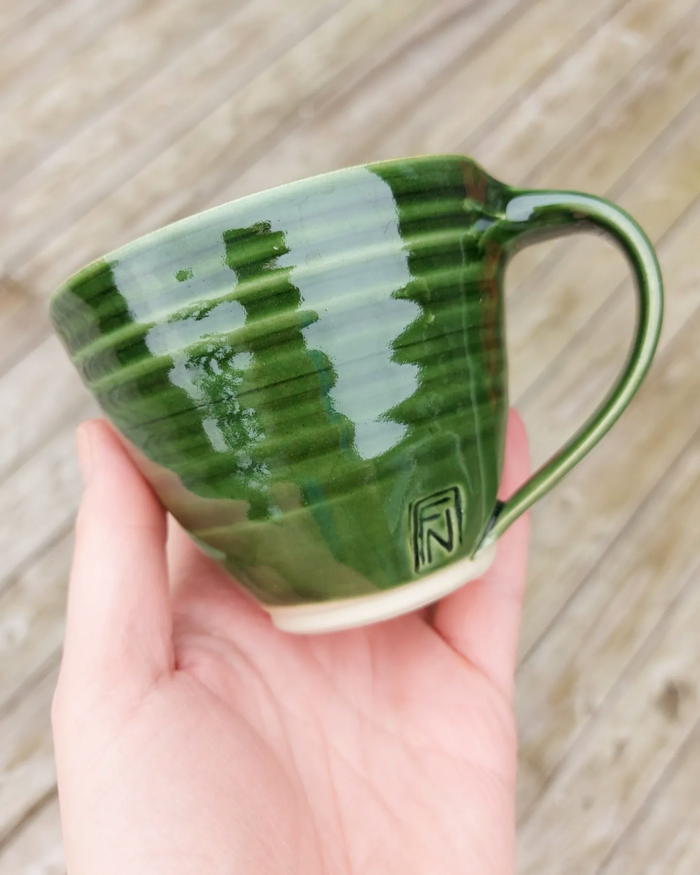 Frida Nilsson Keramik Höganäs Handgjord keramik stengods kaffekopp med öra grön skogsgrön mörkgrön mugg drejad