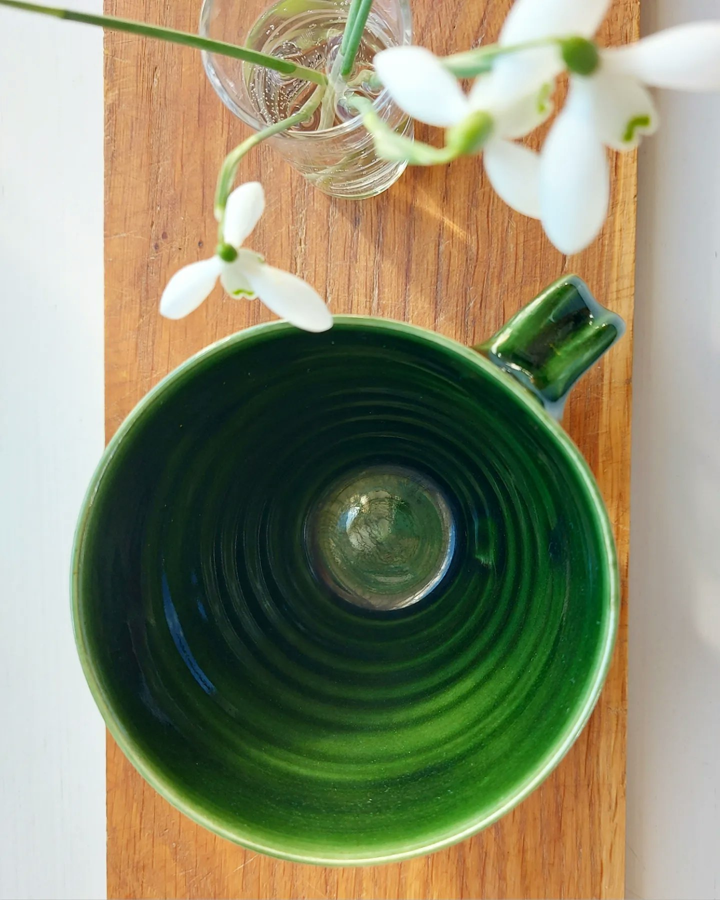 Frida Nilsson Keramik Höganäs Handgjord keramik stengods kaffekopp med öra grön skogsgrön mörkgrön mugg drejad