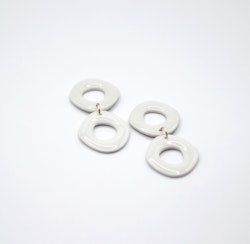 Uneven circle (skimrande vit/gloss)