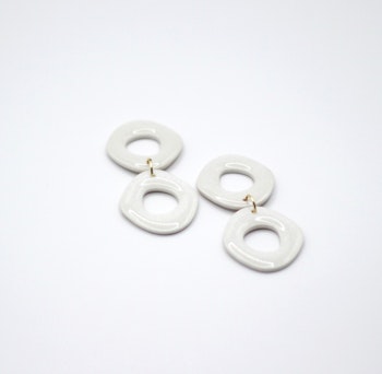 Uneven circle (skimrande vit/gloss)