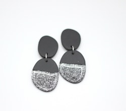 Smooth stone (mattsvart/glossy silver)