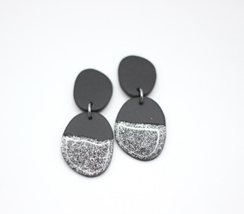 Smooth stone (mattsvart/glossy silver)