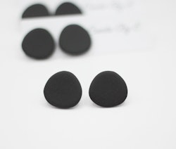 Uneven studs (mattsvart) större