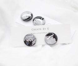 Glossy studs (svart/silver) 1,5cm