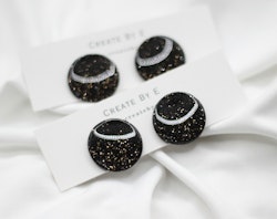Glossy studs (svart/glitter)