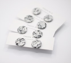 Glossiga svart/vita studs 1,5cm