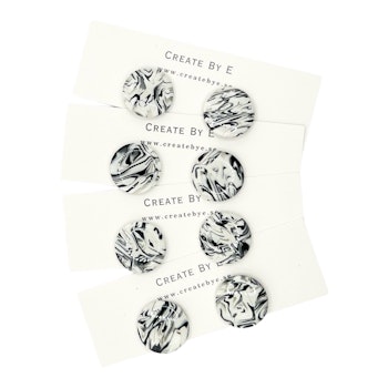 Glossiga svart/vita studs 1,5cm