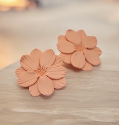 Större blommor studs (peach)