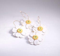 Vita blommor på ring