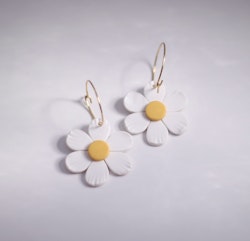 Vita blommor på ring
