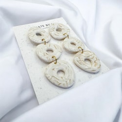 Glossy dangle (vit melerad)