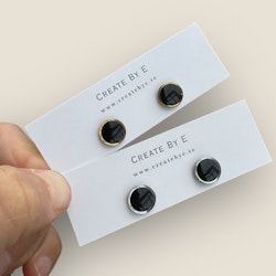 Glossy studs 1cm (svarta med silver eller guldkant runt)