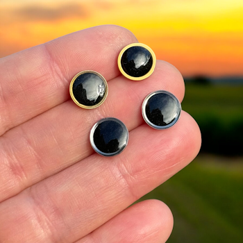 Glossy studs 1cm (svarta med silver eller guldkant runt)