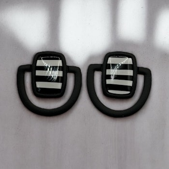 Studs (svart/randig)