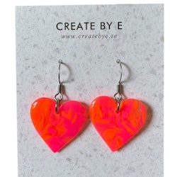 Hjärtan på krok (rosa/orange neon gloss)