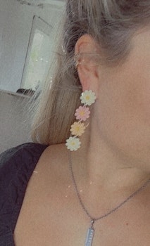 Blommor på rad (vit/gul)