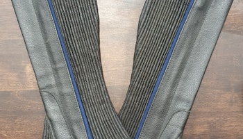 Svarta shortchaps, Längd 34cm (8år)