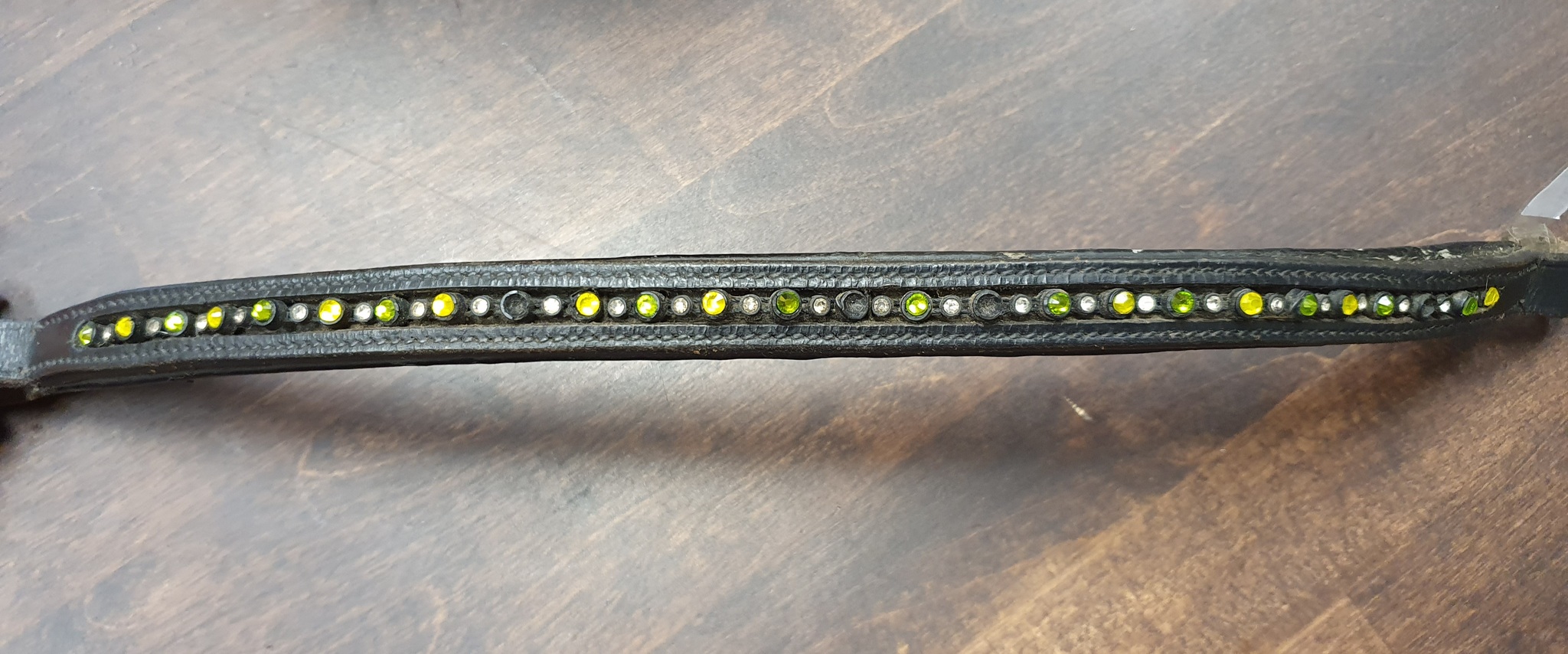 Pannband i svart läder och gröna stenar, 39cm