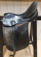 Svart Thoroughbred sadel, Dressyr, 17"