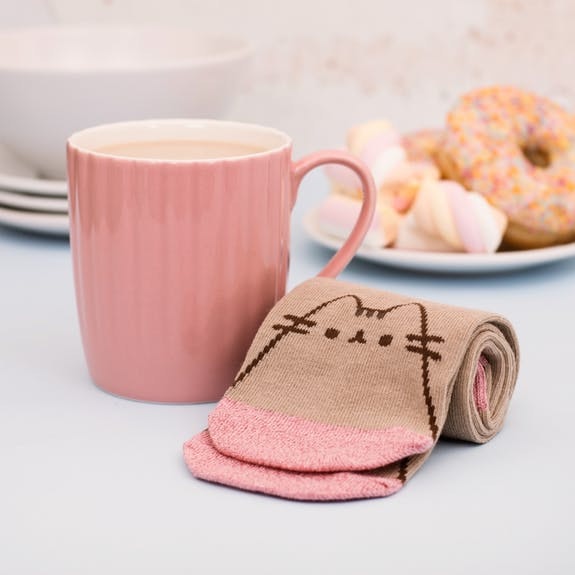 Pusheen mugg med strumpor rosa