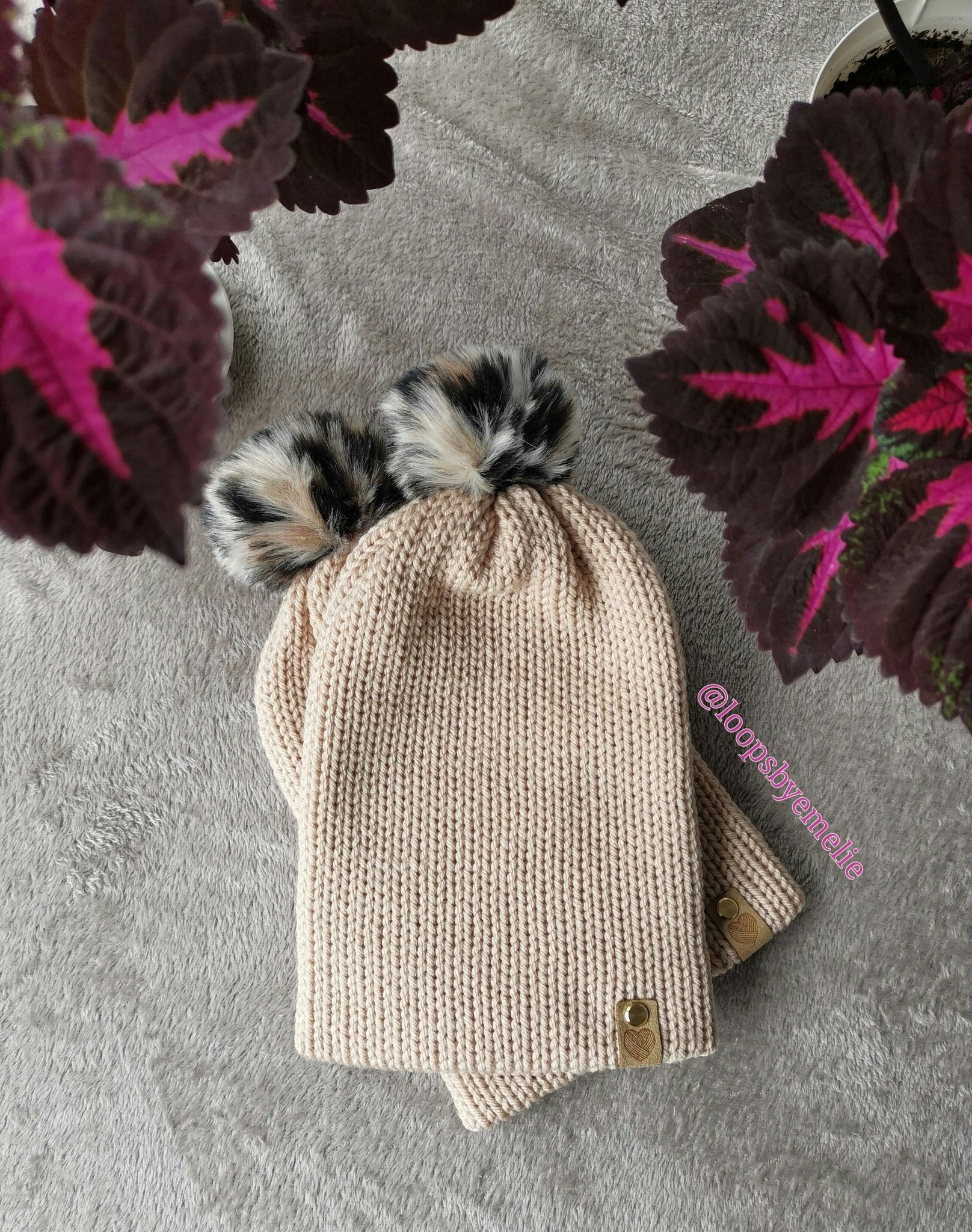 Dubbelstickad mössa med pompom