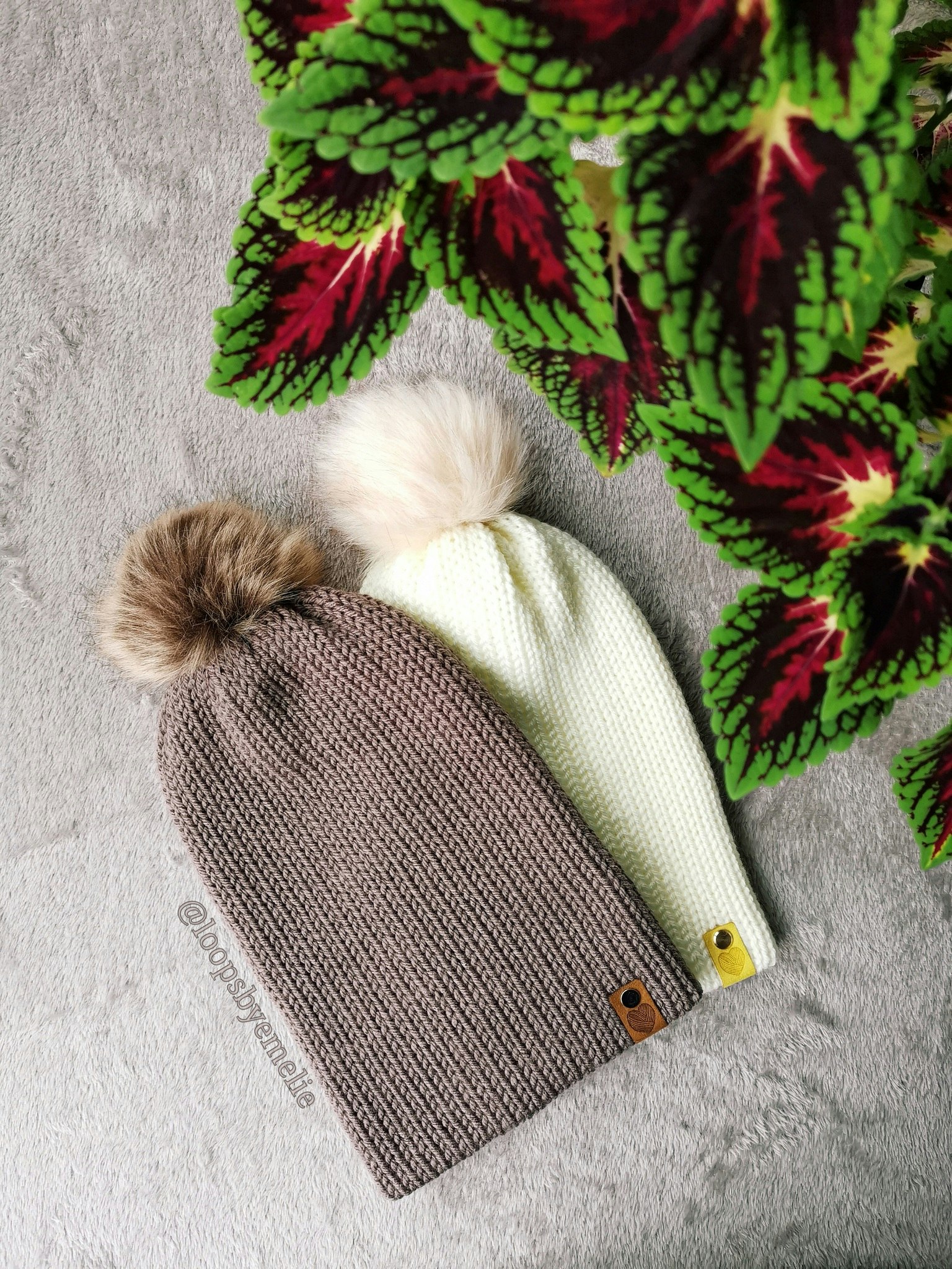 Dubbelstickad mössa med pompom - olika färgval