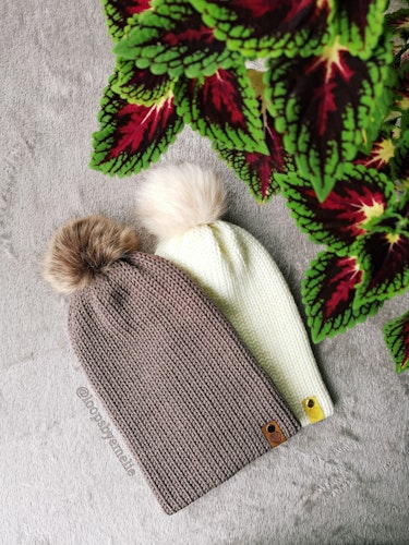 Dubbelstickad mössa med pompom - olika färgval