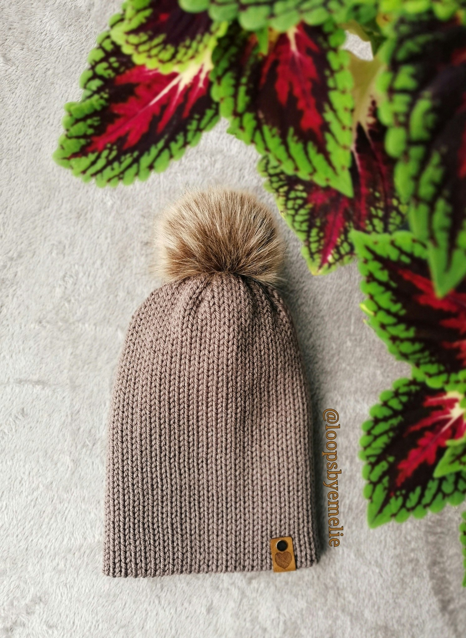 Dubbelstickad mössa med pompom - olika färgval