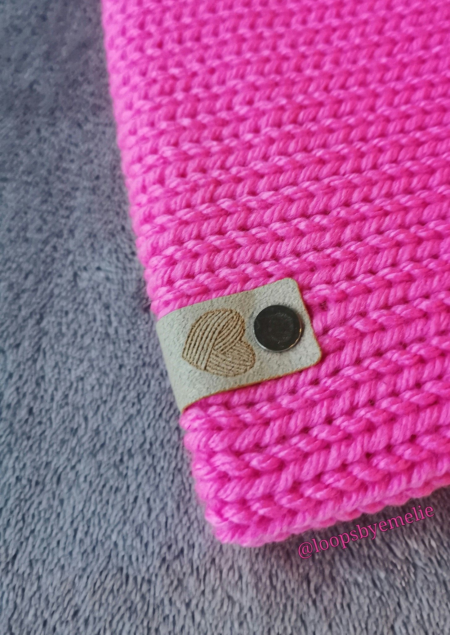 Dubbelstickad mössa med pompom