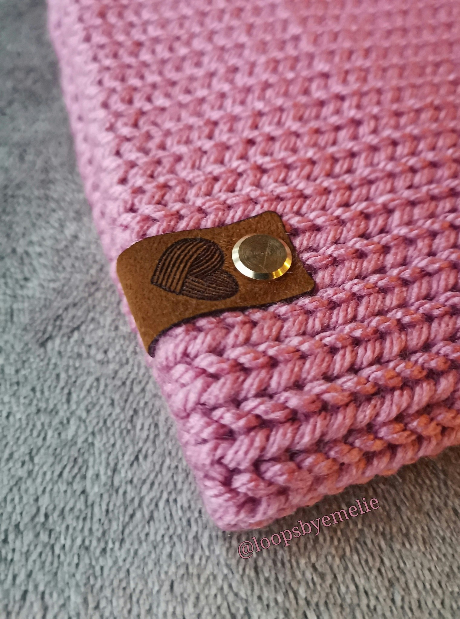 Dubbelstickad mössa med pompom