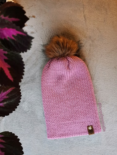Dubbelstickad mössa med pompom