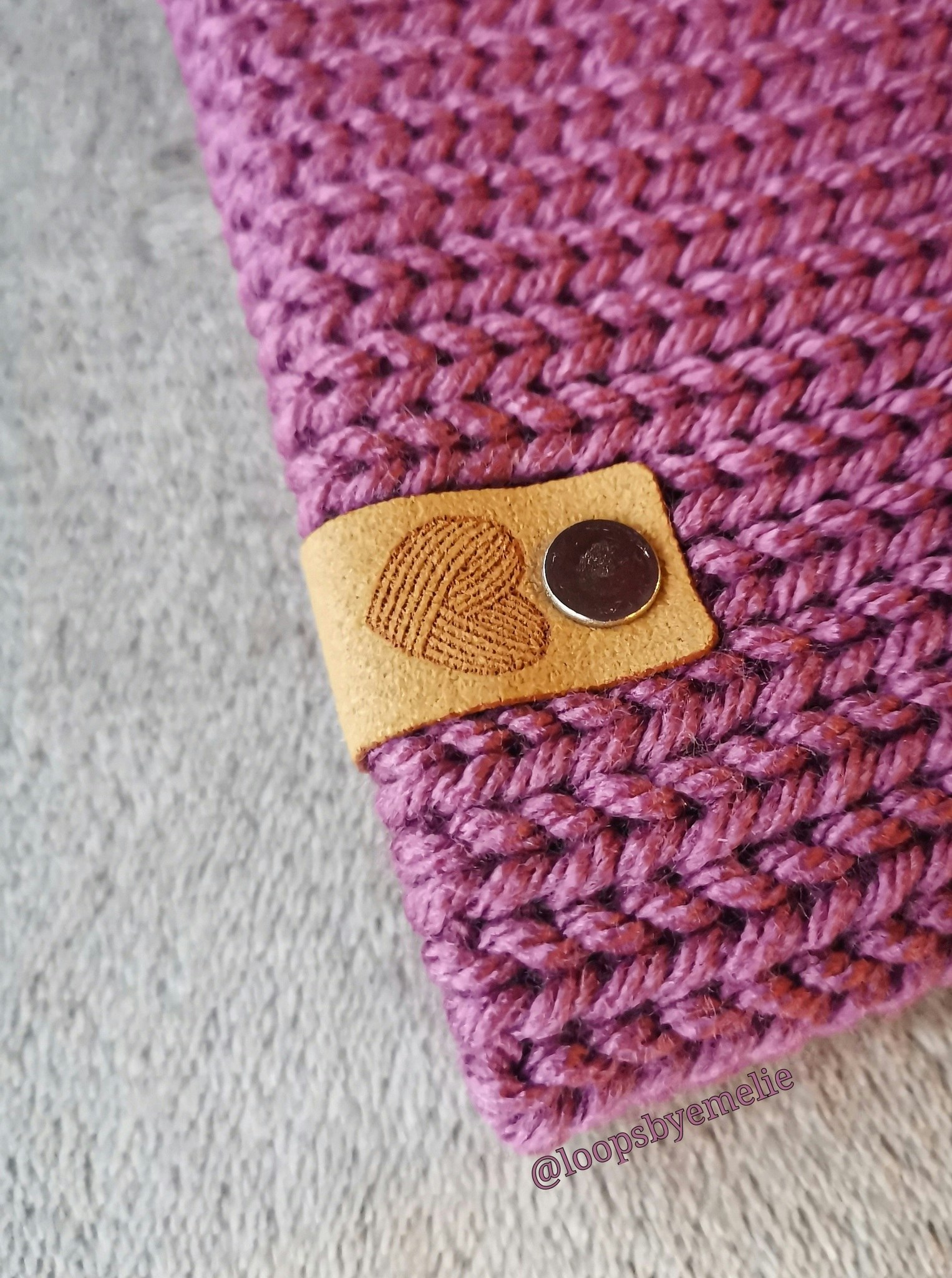 Dubbelstickad mössa med pompom