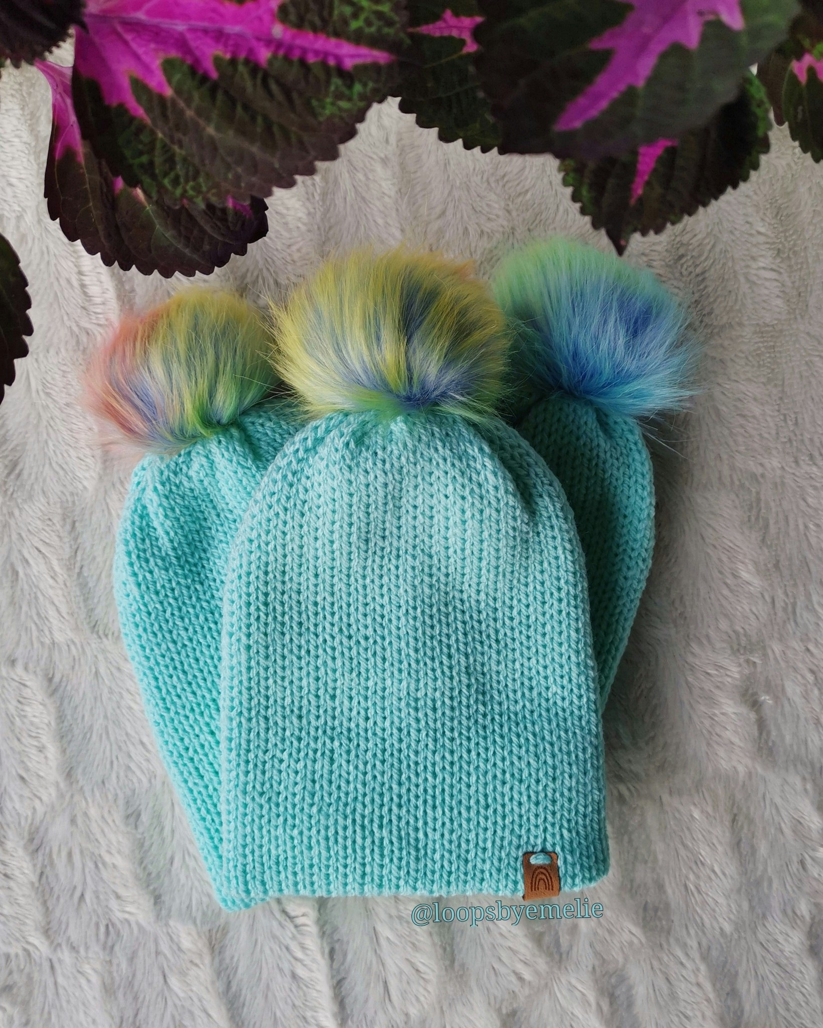 Dubbelstickad mössa med pompom