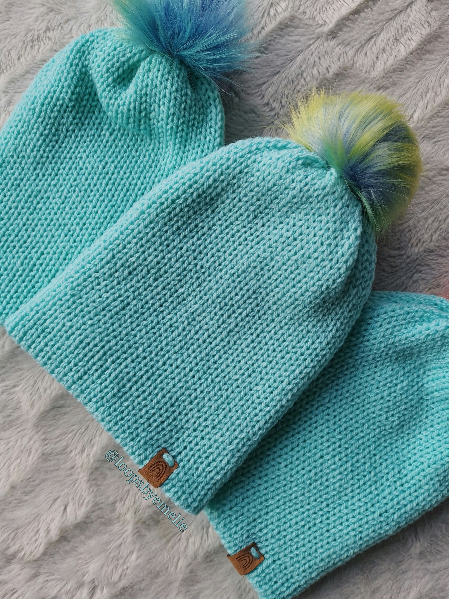Dubbelstickad mössa med pompom