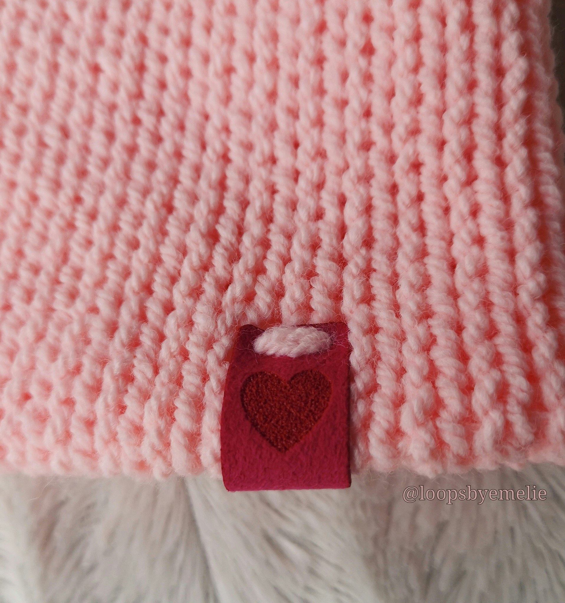 Dubbelstickad mössa med pompom