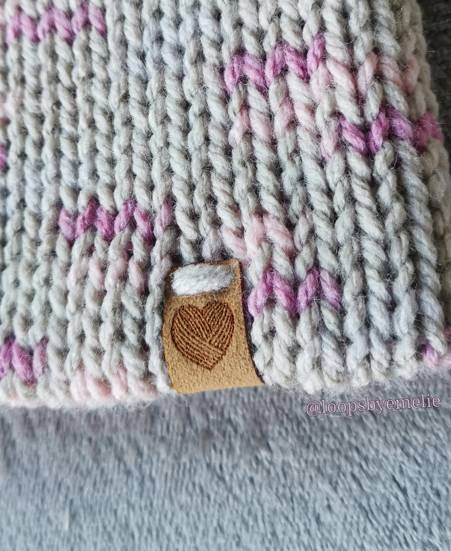 Dubbelstickad mössa med pompom