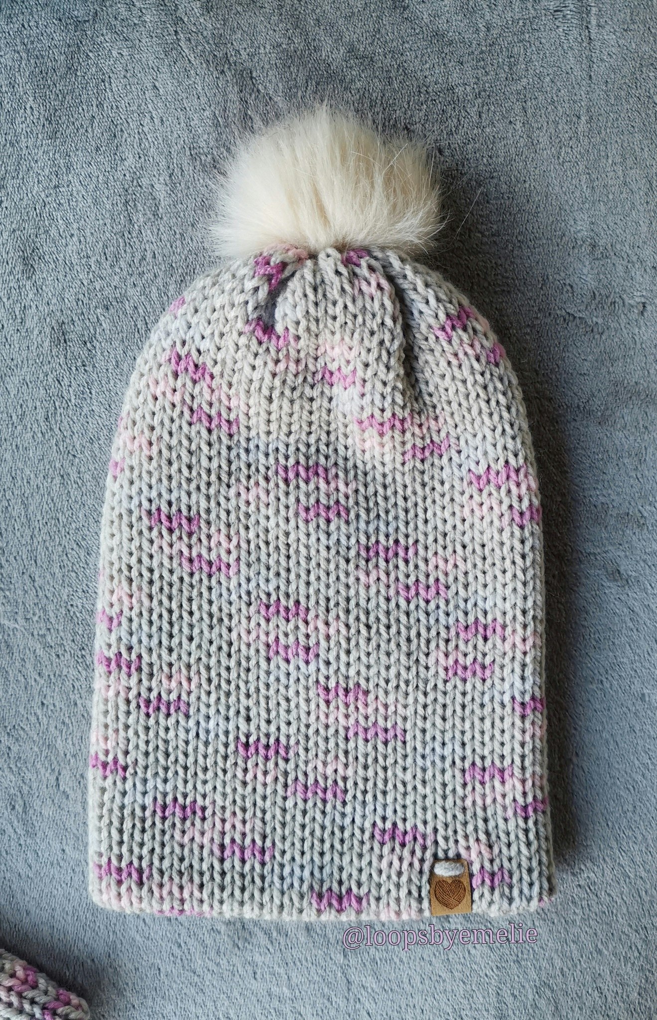 Dubbelstickad mössa med pompom